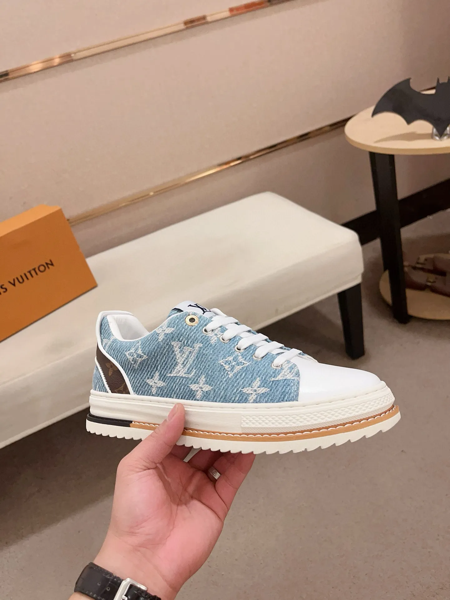 Men's shoes💰 400💰Louis Vuitton (Louis Vuitton/LV) top 🔍🔍 new models are on sale at the same time, the upper 🇮🇹 imported first-layer cowhide from Italy, fully imported sheepskin lining 💪💪, completely 1⃣️ to 1 ⃣️Re-engraved🇮🇹💪💪, ⚠Sole: The original sole is specially provided by the original factory, the exclusive movable molded sole is super comfortable, ⚠The original factory follows the order, 🔍🔍high quality, you can enter and exit the counter at will, welcome to compare⚠. Code number: 38-44. Can be customized for 45 non-refundable!